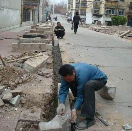 人工側緣石安裝現場